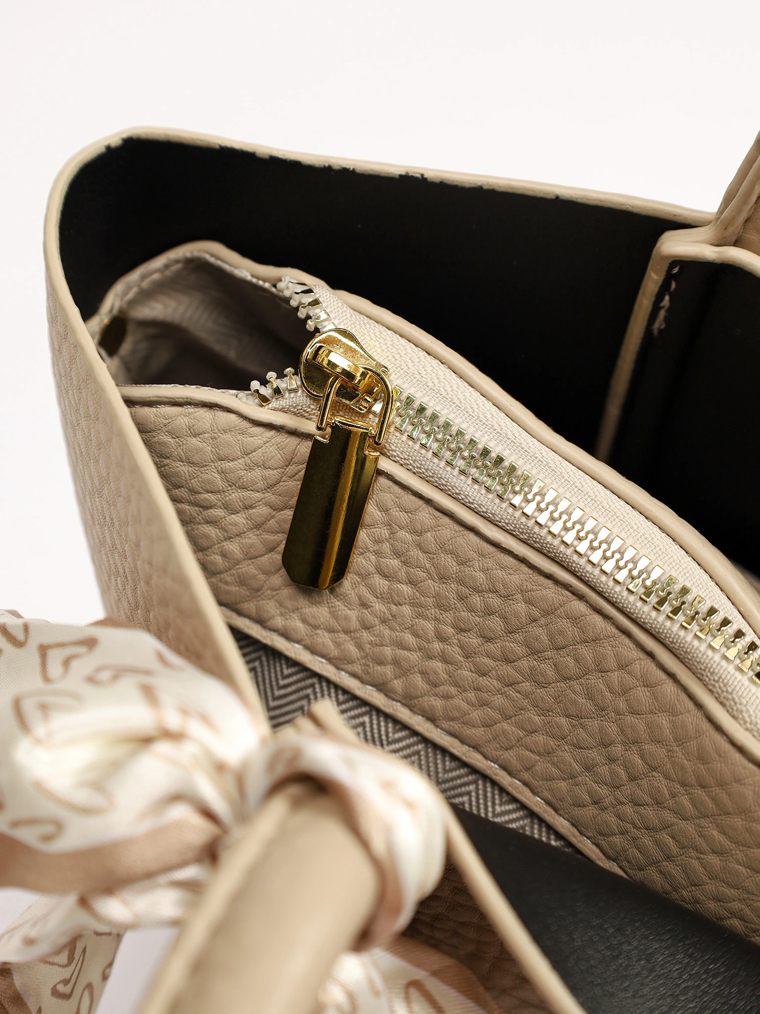 Сумка-тоут с декоративным платком в ассортименте